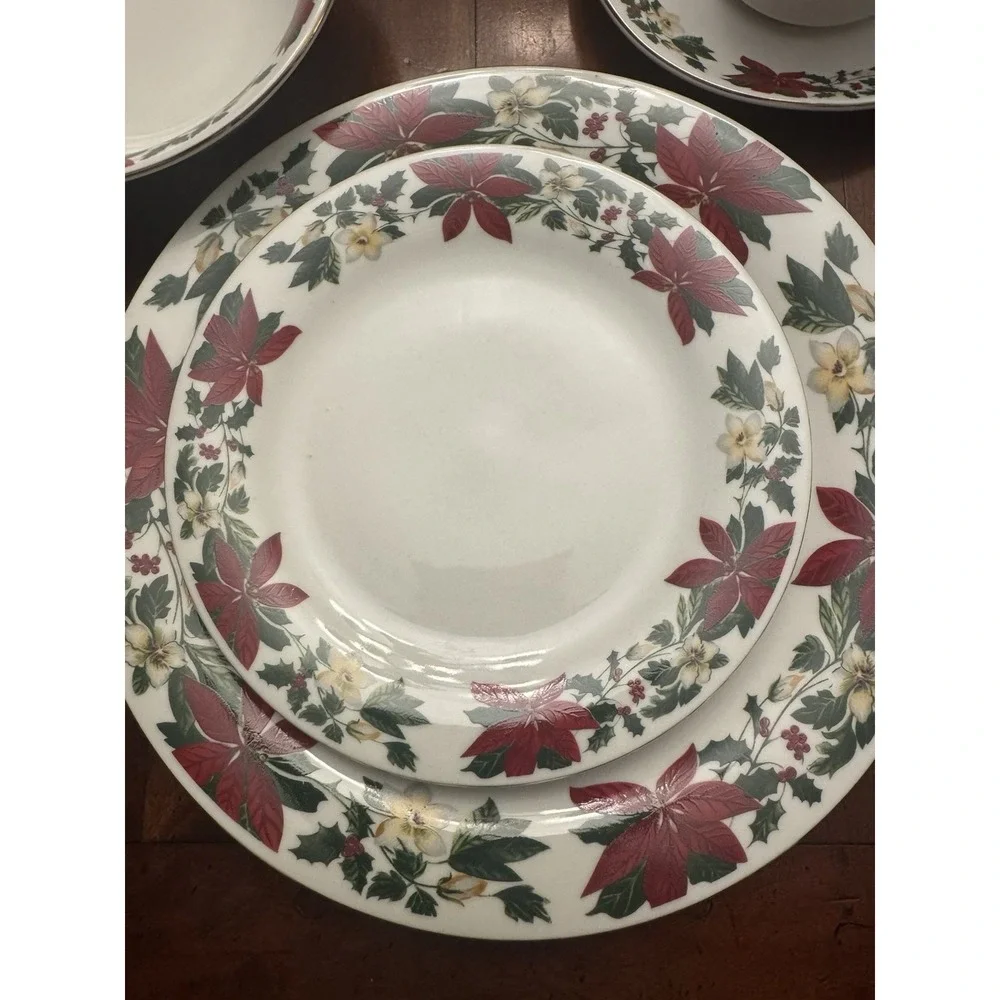 Gibson Poinsettia Cmas Holiday 2 Place Settings: Dinner, Salad, Bowl, Cup &‎ Scr